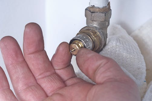 Patteriventtiilin säätö: Ruuvaa uusi tiiviste paikalleen Patteriventtiilin säätö: Ruuvaa uusi tiiviste paikalleen